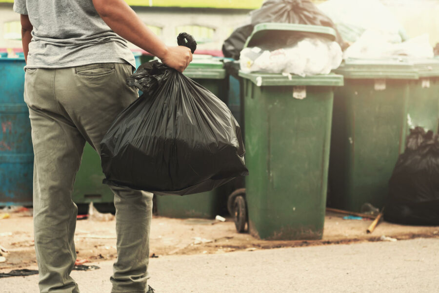 Imagem woman-hand-holding-garbage-black-bag-cleaning-trash